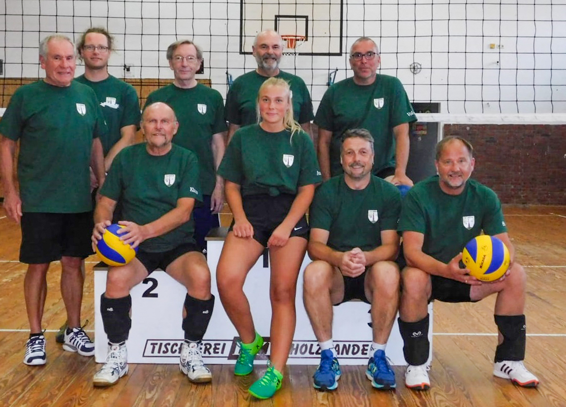Aktuelle Spieler der Volleyballsparte des TuS Borkum: Vorne v. l. n. r. Klaus Kollosser, Andra Bootsmann, Hayo Bootsmann (Spartenleiter), Hendrik Maisch. Hintere Reihe von l. n. r. Georg Jungermann (Gastspieler Jörg Jungermann), Hero Stachowitz, Hinderk Pantekok, Volker Hosemann