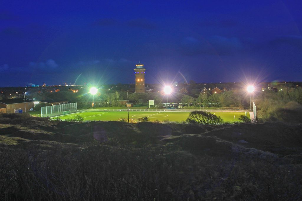 Bilder TuS Borkum 2020 - Kunstrasenplatz bei Nacht